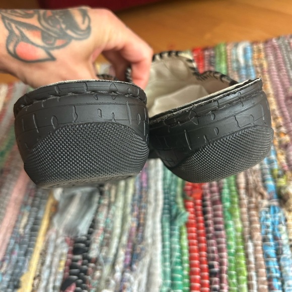 Stylish Black Leather Slip-On Loafers 40 / fits like a Womens size 7.5-8 - Picture 2 of 16